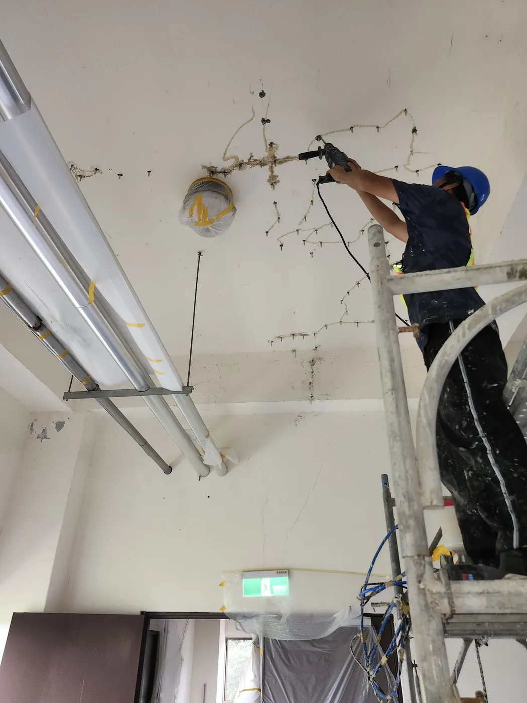 聚氨酯發泡劑高壓灌注止漏施工相簿照片